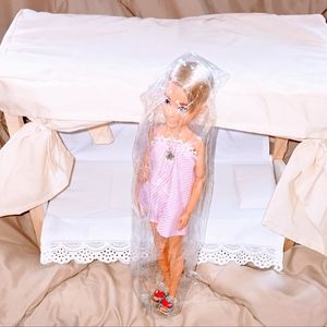 Barbie w KidKraft  Vintage Dollhouse Wooden Canopy Bed With Cotton Valance